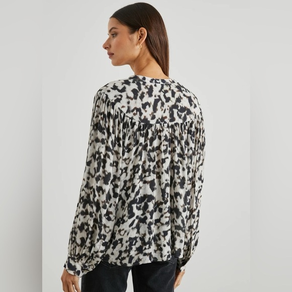 Rails Fable Popover top Blurred Cheetah - Picture 3 of 9
